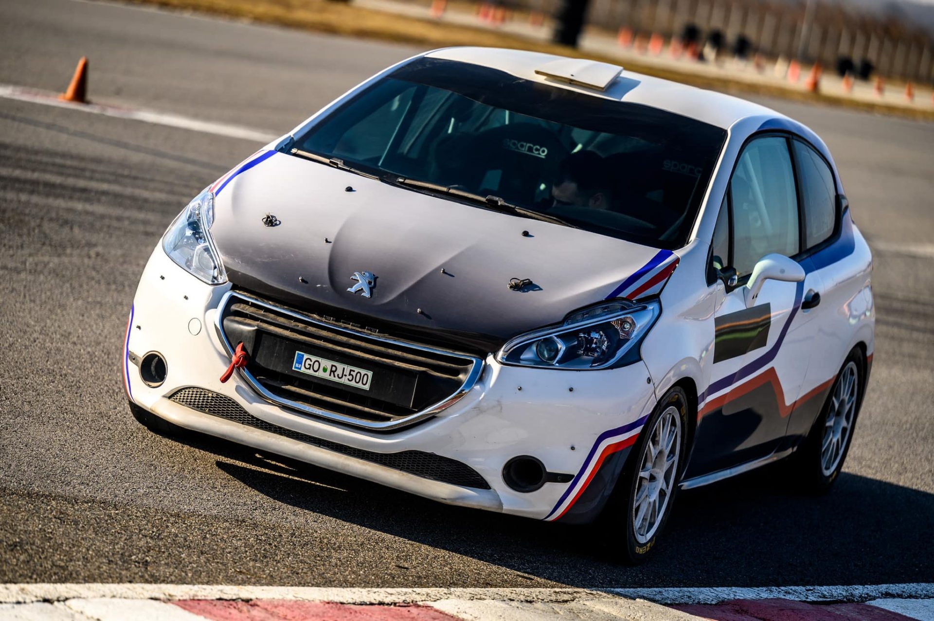 De închiriat – Peugeot 208 R2